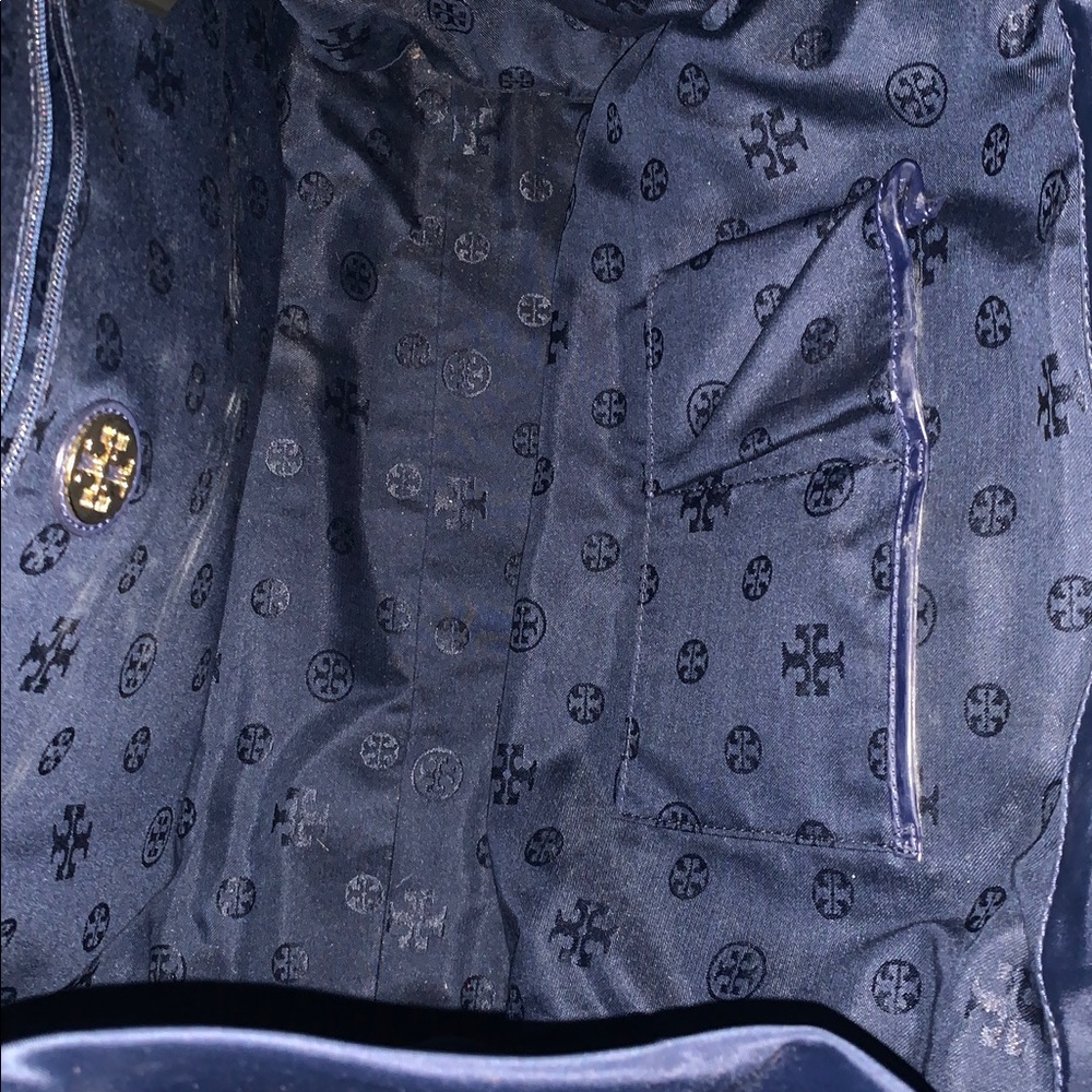 Tory Burch Ella Tote in navy blue - Picture 13 of 16